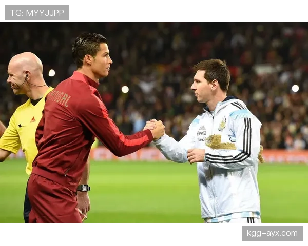 梅西与C罗再掀金球奖争夺战,巅峰对决点燃足坛热议 梅西与C罗再掀金球奖争夺战,巅峰对决点燃足坛热议