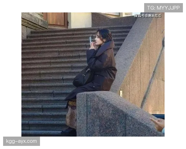 娜奥米大阪豪宅泳池边又跑出个助理，光影里她笑得有点不真实！